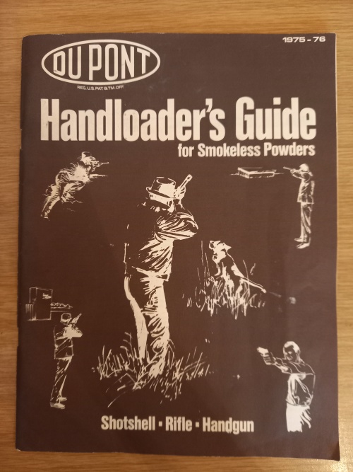 Handloader`s Guide for Smokeless Powder - Du Pont (1975-76 edition)